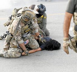Un manifestante es detenido en el barrio Brighton Park de Chicago.