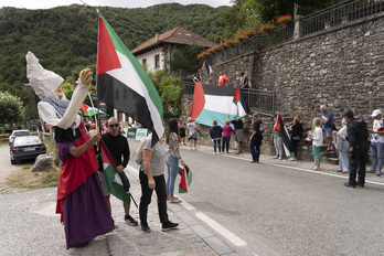 Banderas palestinas en Izaba con motivo de la llegada de la Vuelta.