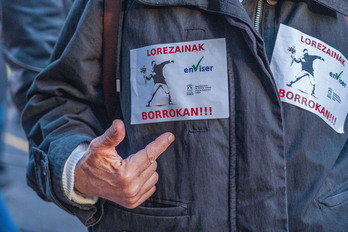 Grebarako egindako pegatina. Eragozpenak gora-behera, babes handia izan dute Gasteizko lorezainek.