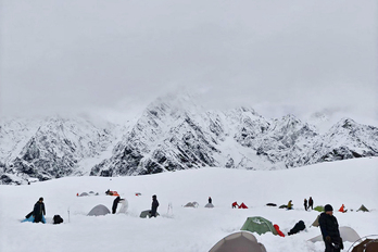 Excursionistas en medio de una profunda capa de nieve en el campamento Tangxiang, en el valle de Karma, al pie del Everest en el Tíbet, a una altitud de casi 5000 metros.