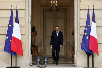 Sébastien Lecornu se dirige a las escalinatas de Matignon para leer su alocución ante los medios.
