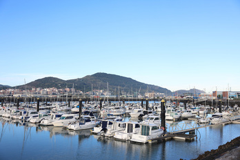 Embarcaciones amarradas en los pantalanes del puerto deportivo de Getxo.