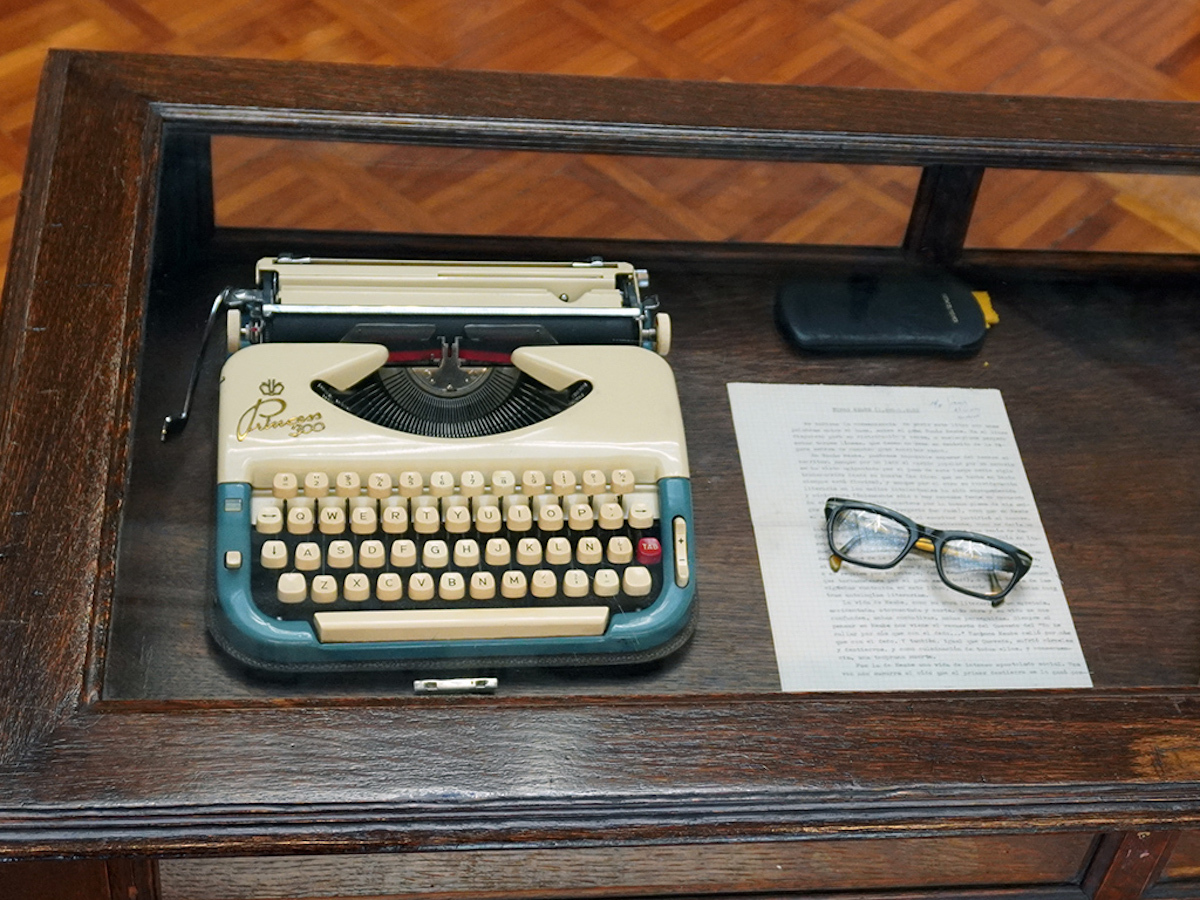 Erakusketak Arestiren hainbat objektu bildu ditu.