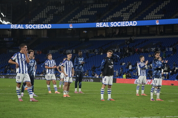 Jon Gorrotxategi aguanta el chaparrón junto a sus compañeros tras caer 0-1 frente al Rayo Vallecano. 