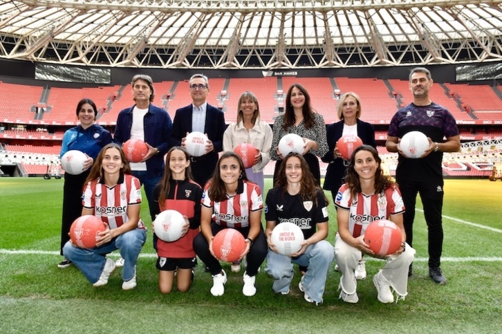 Presentación de la grada de animación ligada al programa «Pasa baloia, neska» en San Mamés.