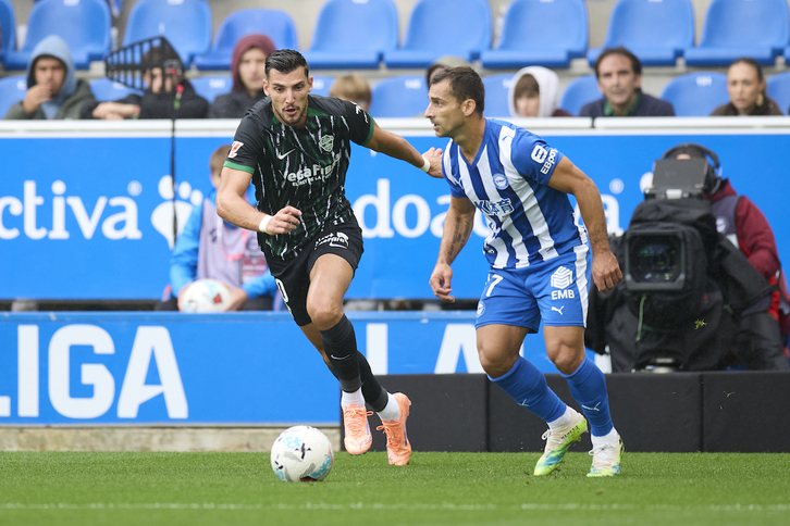 Rafa Mir trata de interponerse en el camino de Jonny, durante el partido entre Alavés y Elche en Mendizorrotza.