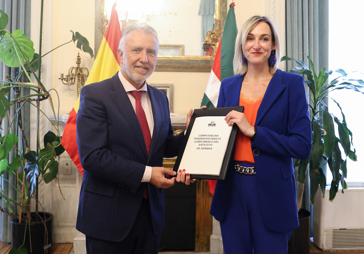 El ministro Torres y la consejera Ubarretxena muestran el documento con las diez propuestas.