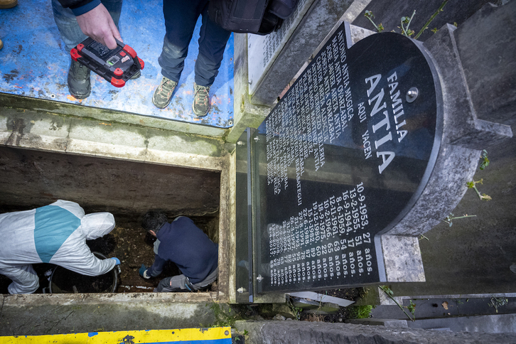 Exhumación de los restos de Montxo Antia, el pasado febrero en Polloe.