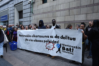 Movilización contra la violencia policial hacia los vendedores ambulantes en Bilbo.