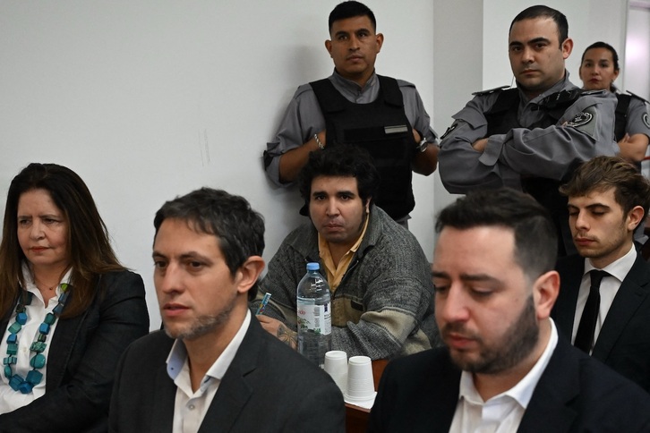 Sabag Montiel, en el centro, este miércoles en sala.