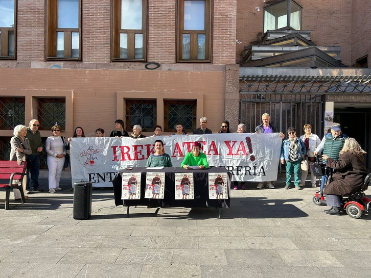 AZ Osasun Taldeko kideak Alde Zaharreko osasun zentroko atarian. 