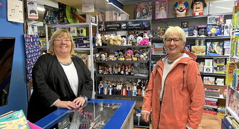 Arantxa Jauregik (eskuinean) hamazazpi urtez langile izandako Jasone Santinen esku utzi du Tolosako Amets jostailu denda.