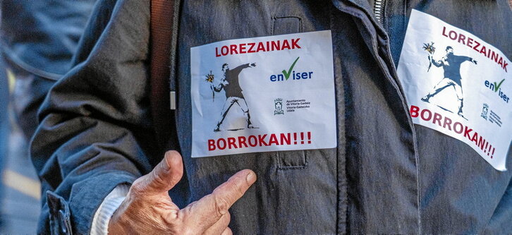 Enviserreko lorezainen grebarako egindako pegatina.