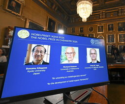 Los tres galardonados con el Nobel de Química.