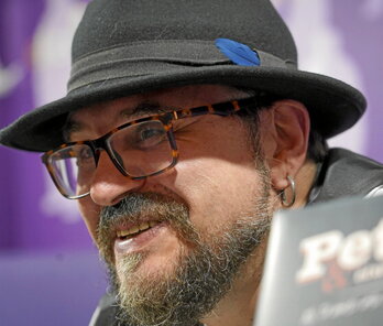 Pettik bere disko berria Donostiako Elkar dendan aurkeztu zuen atzo.