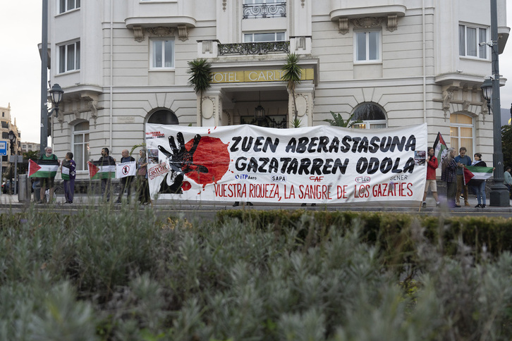 Concentración de Kakitzat ante el Hotel Carlton, en Bilbo.