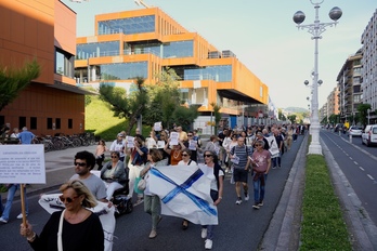 Una manifestación contra el GOe pasa por delante del edificio, el pasado mayo.
