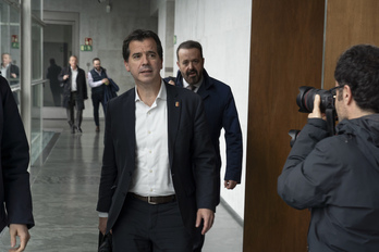 El consejero Irujo, en los pasillos del Parlamento de Nafarroa.