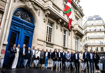 Des cadres du partis étaient présent dans la capitale française au pied de l’immeuble situé dans le 16e arrondissement. 