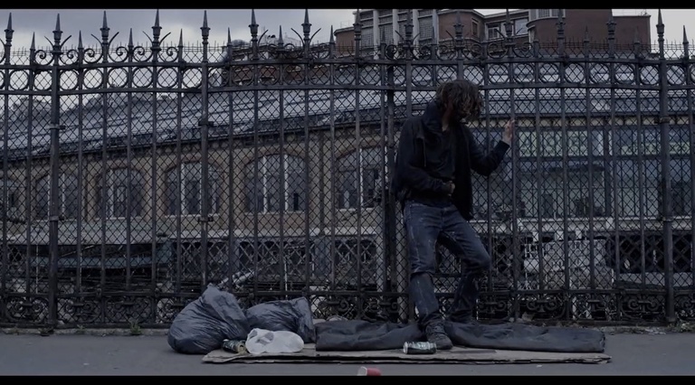 Fotograma del filme ‘Au dessus des rails’, de Tom Vallejo.