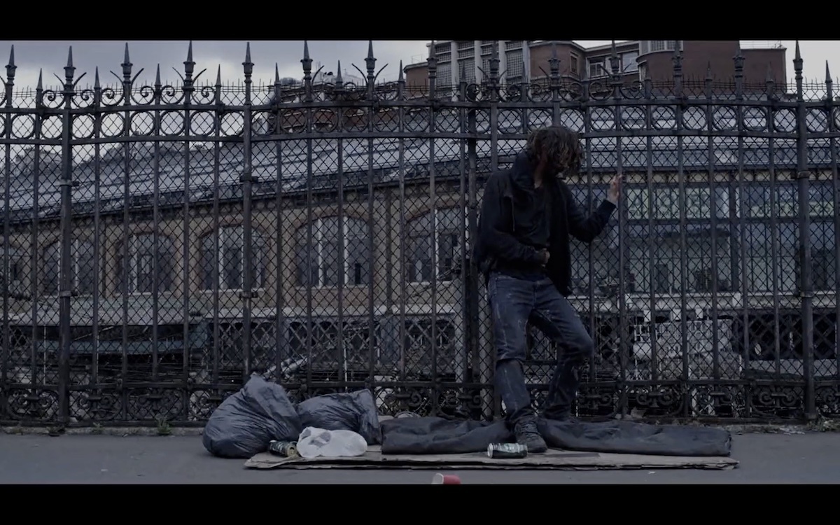 Fotograma del filme ‘Au dessus des rails’, de Tom Vallejo.