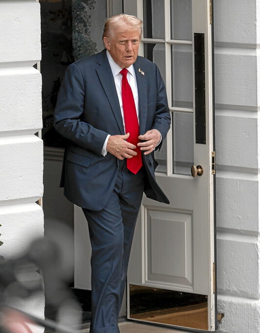 Ezkerrean, Donald Trump presidentea Etxe Zuritik ateratzen, Quanticora joateko, pasa den irailaren 30ean. Goian, Guardia Nazionala Los Angelesen.