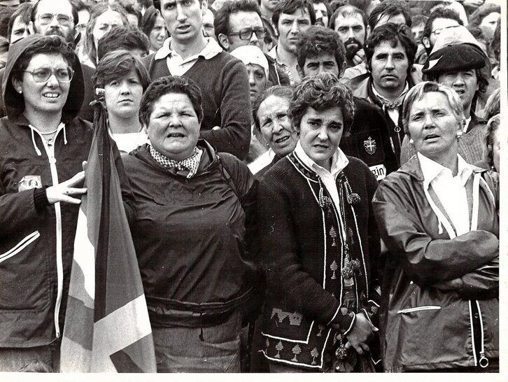 Goiko irudian, Karmele Urresti Ondarroan izandako protesta batean. Eskuinetik hasita lehenengoa da.