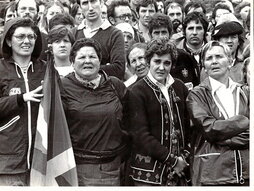 Goiko irudian, Karmele Urresti Ondarroan izandako protesta batean. Eskuinetik hasita lehenengoa da.