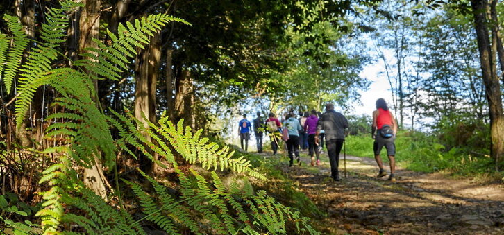 Akolan bildutako kazetari, kolaboratzaile eta lagun taldea, iratze artean lehen metroak egiten.