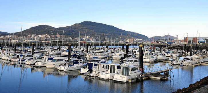 Embarcaciones amarradas en los pantalanes del puerto deportivo de Getxo.