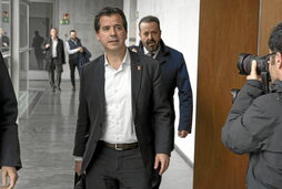 El consejero Irujo, en los pasillos del Parlamento de Nafarroa.
