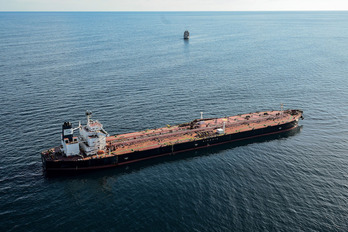 Petrolero entrando en el puerto francés de Saint-Nazaire