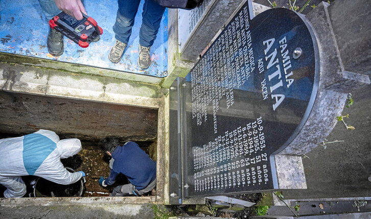 La exhumación de los restos de Montxo Antia en el cementerio donostiarra de Polloe se practicó el 28 de febrero pasado.