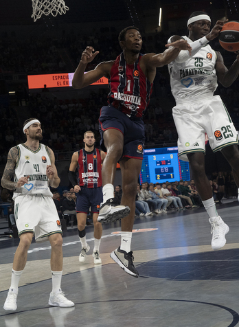Diakite intenta frenar a un Kendrick Nunn que ha decidido el duelo con su talento.