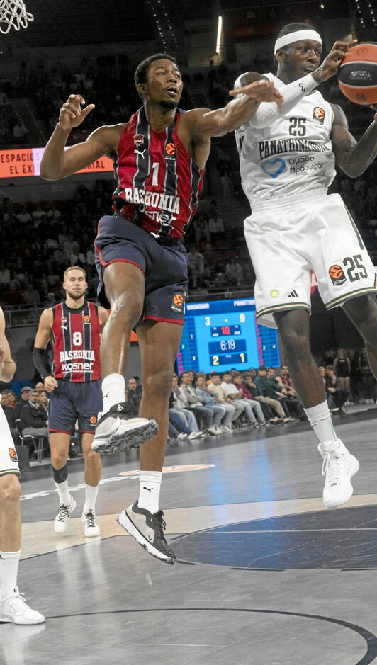 Diakite intenta frenar a Kendrick Nunn.