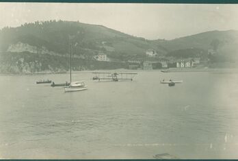 Aeroplanua, Lekeitioko uretan.