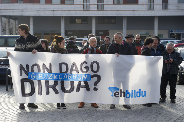 Protesta de EH Bildu ante el juzgado de Azpeitia cuando declaró el ex director general de Bidegi Agustín Zugasti como imputado.