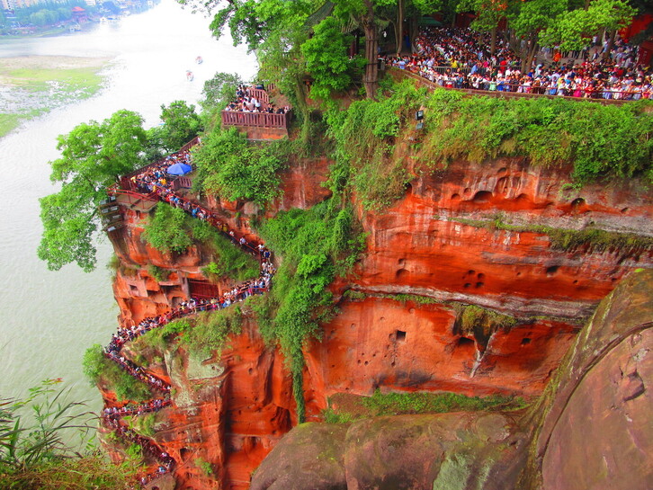 Urrezko Astean txinatarrez beteta daude herrialdeko txoko guztiak.