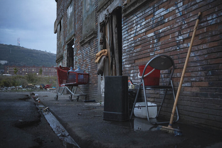Varias decenas de personas malviven en pabellones en ruinas de Zorrotzaurre.
