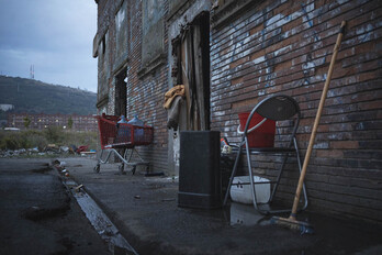 Varias decenas de personas malviven en pabellones en ruinas de Zorrotzaurre.