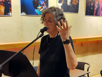 Mari Luz Esteban, Bilbon, olerkia errezitatzen eta grabatzen. Parte hartzaile batzuek euren piezak audioz ere bidali dituzte. SUSA