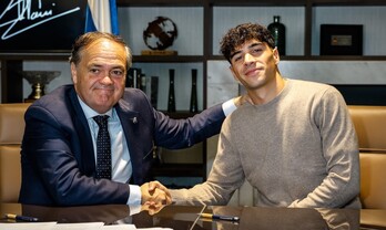 Apretón de manos entre Jokin Aperribay y Jon Martín para sellar su renovación.