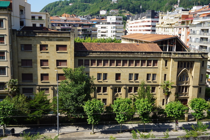 Fachada del antiguo convento, con la iglesia de San Pío X haciendo esquina 