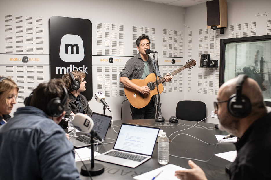 Jurgi Ekiza kantaria, zuzeneko emisioan. Jurgi Ekiza kantaria, zuzeneko emisioan.