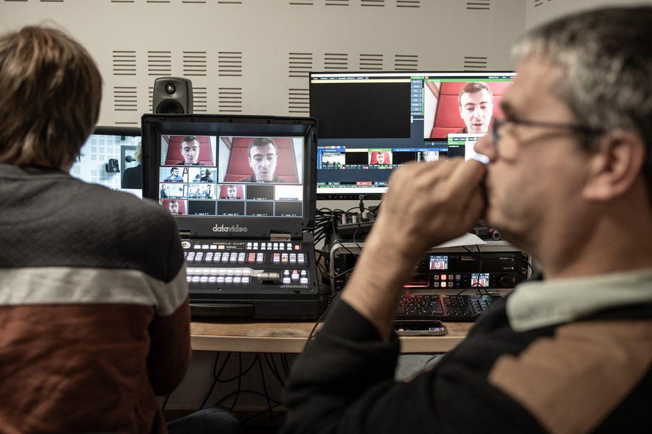 Antton Rouget, Mediaparteko kazetariak, bideodei bidez parte hartu du zuzenekoan. Antton Rouget, Mediaparteko kazetariak, bideodei bidez parte hartu du zuzenekoan.