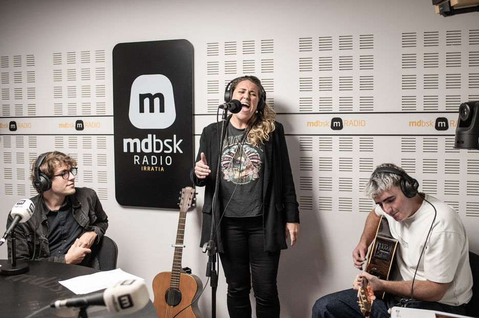 Amaia Riouspeyrous kantariak, Betti Albor gitarrajolearen laguntzaz, laster aterako duen diskaren kantu bat eskaini du. Amaia Riouspeyrous kantariak, Betti Albor gitarrajolearen laguntzaz, laster aterako duen diskaren kantu bat eskaini du.