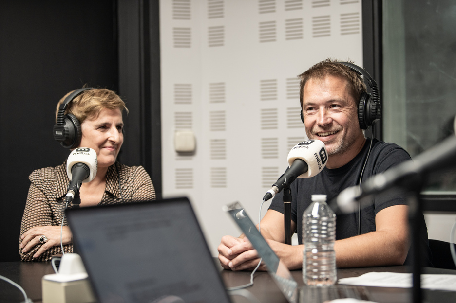 Maite Ubiria eta Ion Telleria, KAZETA ataria eta Naiz Irratiko arduradunak, hurrenez hurren, zuzeneko emankizunean. Maite Ubiria eta Ion Telleria, KAZETA ataria eta Naiz Irratiko arduradunak, hurrenez hurren, zuzeneko emankizunean.