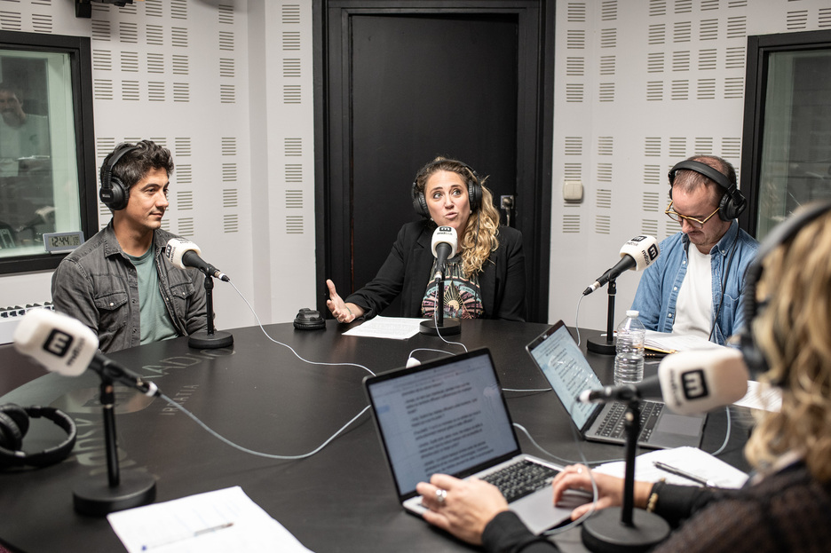 Ekiza, Riouspeyrous, eta EKEko zuzendaria, Johañe Etchebest, mikrofonoaren aitzinean. Ekiza, Riouspeyrous, eta EKEko zuzendaria, Johañe Etchebest, mikrofonoaren aitzinean.