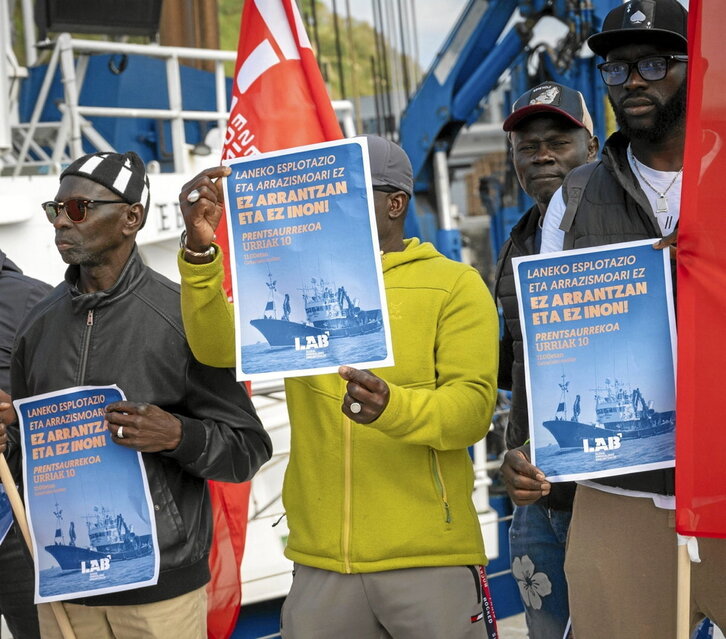 Tripulantes del Beti Aingeru, en el puerto de Getaria.
