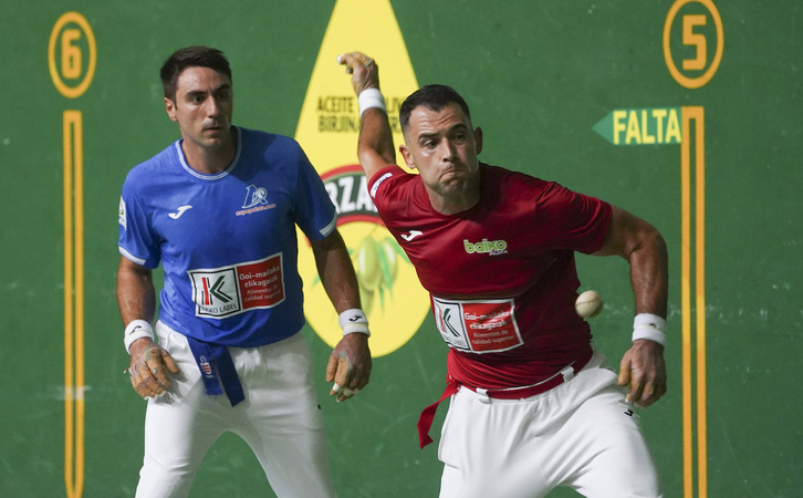 Erik Jaka, pilota astintzeko prest atzean Peio Etxeberria duela.